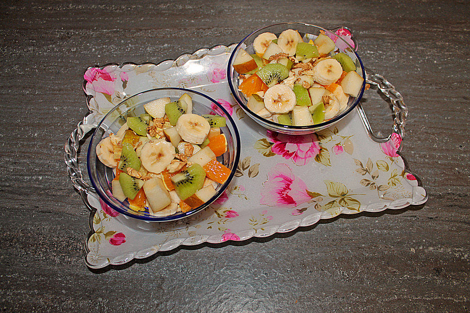 Obstsalat mit Walnüssen