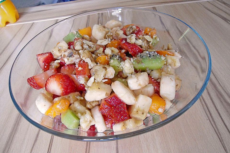 Obstsalat mit Walnüssen