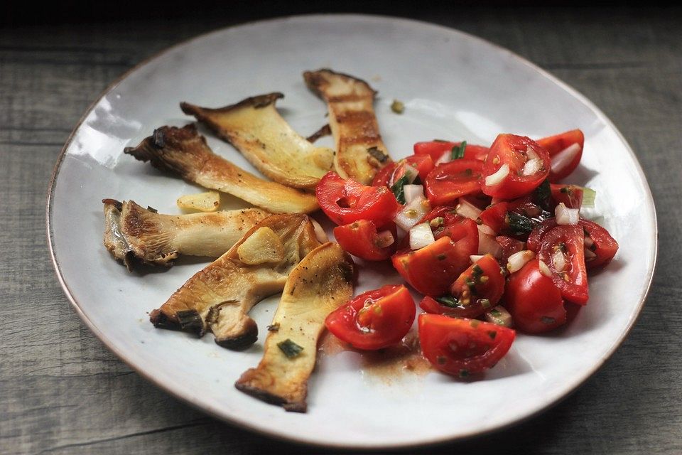 Austernpilze mit Tomatensalat