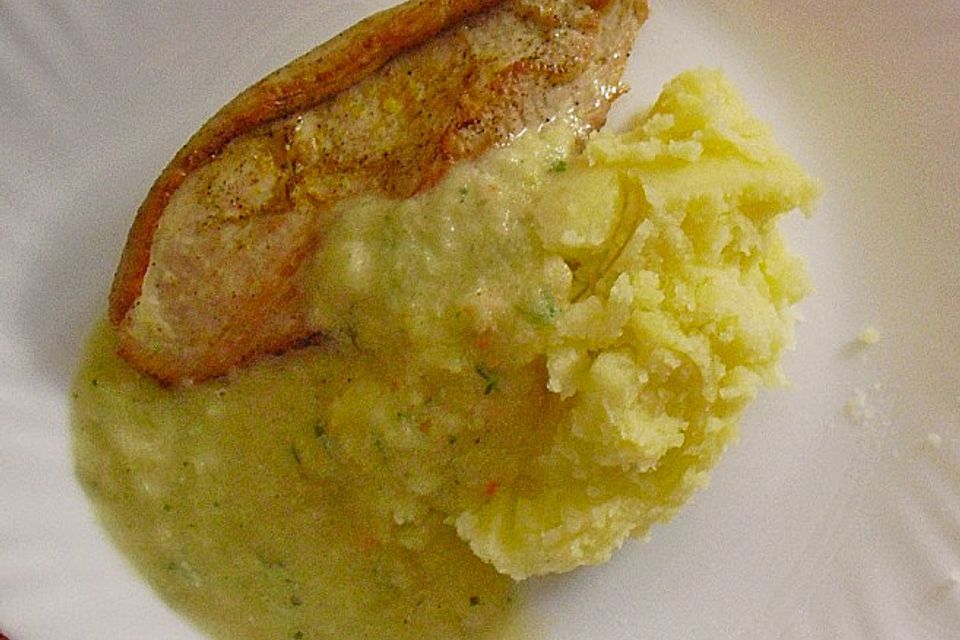 Putenschnitzel in grüner Soße