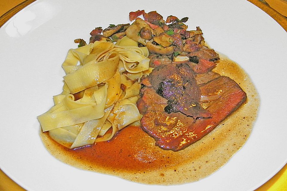 Wildscheinbraten mit Pilzgemüse und Bandnudeln