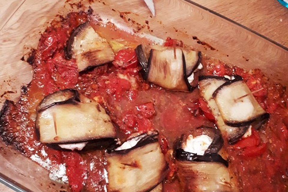 Gratinierte Ziegenfrischkäse - Auberginenröllchen auf Tomatensugo