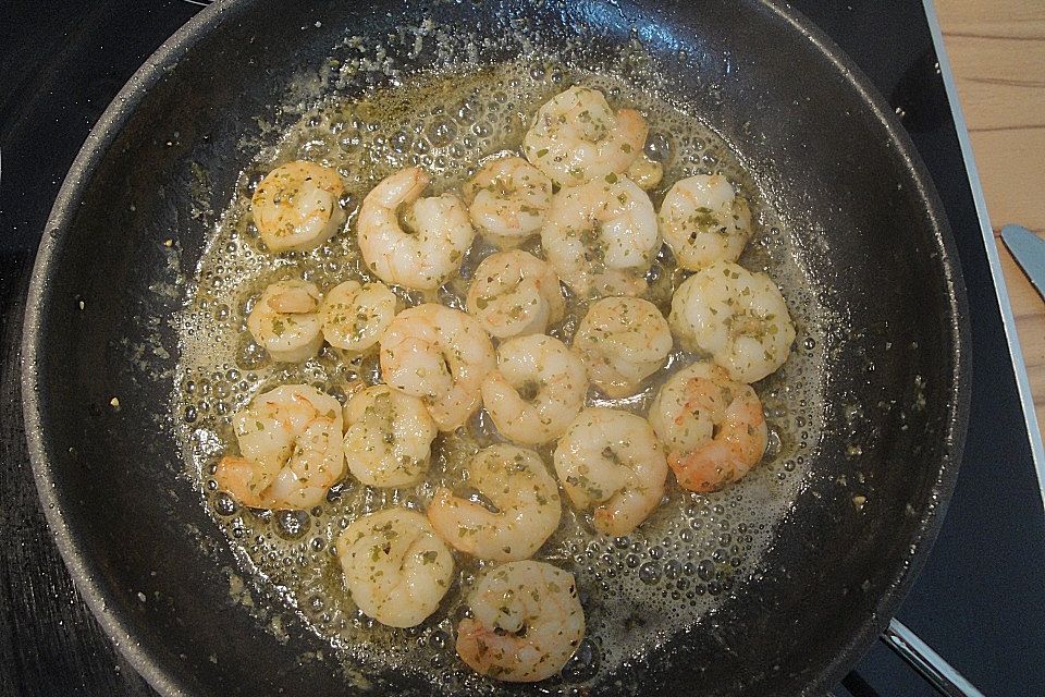 Nudeln mit Garnelen in Kräuterbutter - Sahnesoße