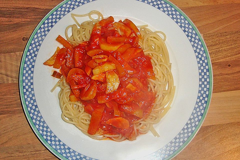 Spaghetti mit süß - scharfer Gemüsesauce