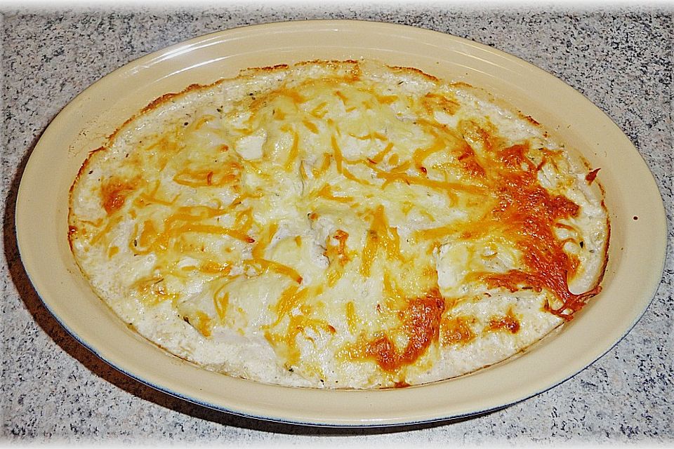 Pangasiusfilet auf Sauerkraut mit Käse überbacken