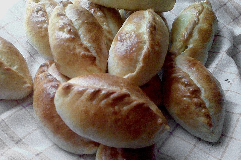 Gefüllte Teigtaschen, Piroggen mit Kohl