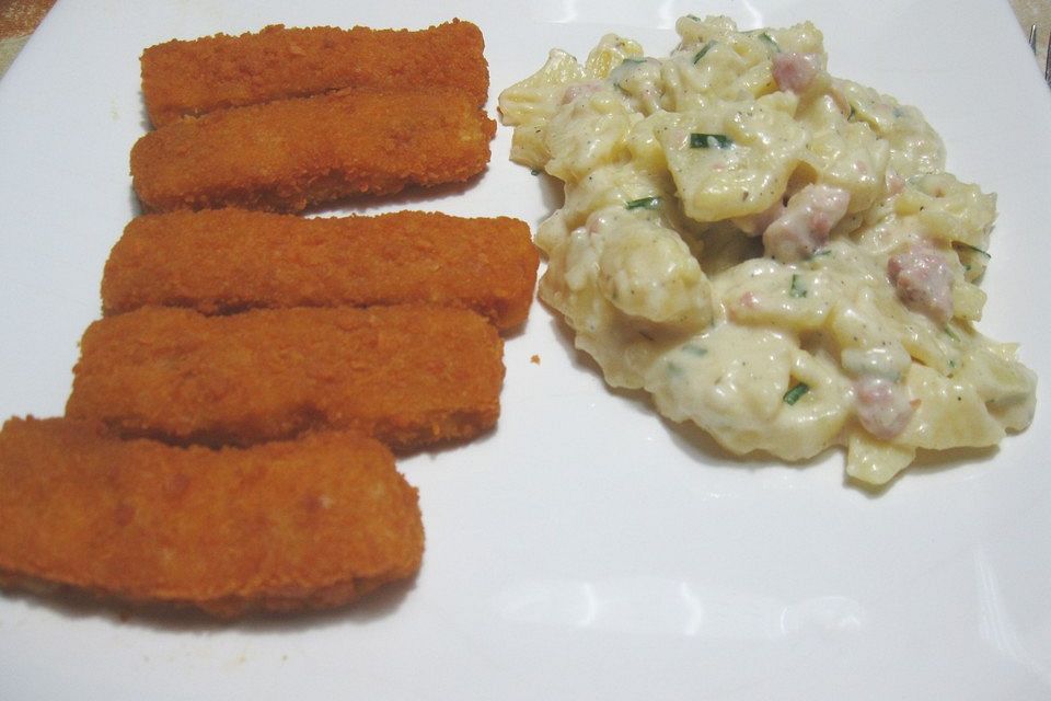 Fischstäbchen und Kartoffelsalat mit Mayonnaise