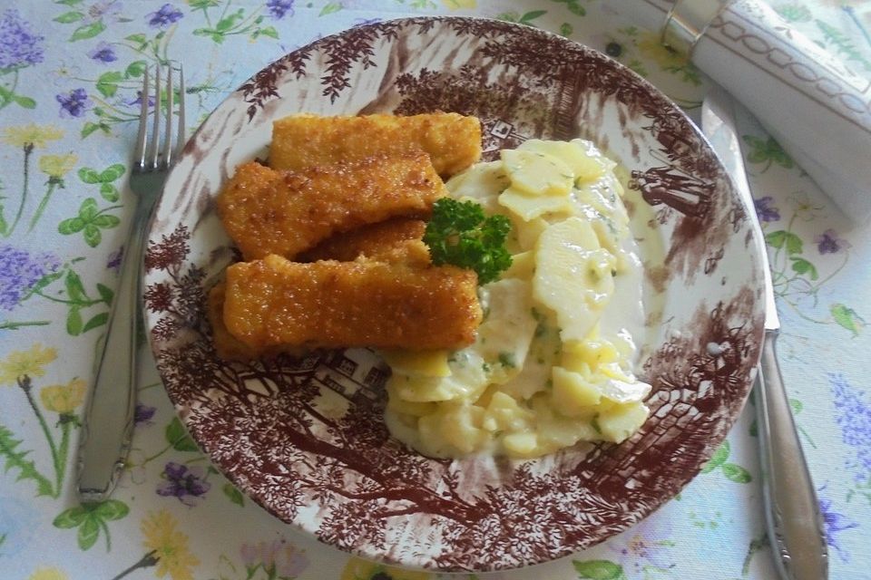 Fischstäbchen und Kartoffelsalat mit Mayonnaise