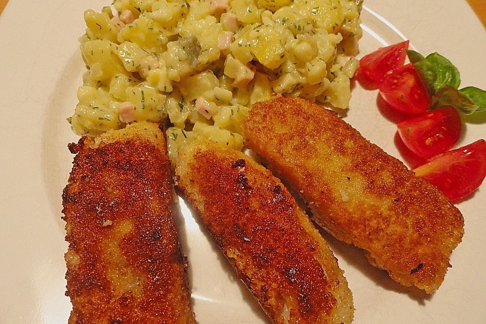 Fischstäbchen und Kartoffelsalat mit Mayonnaise