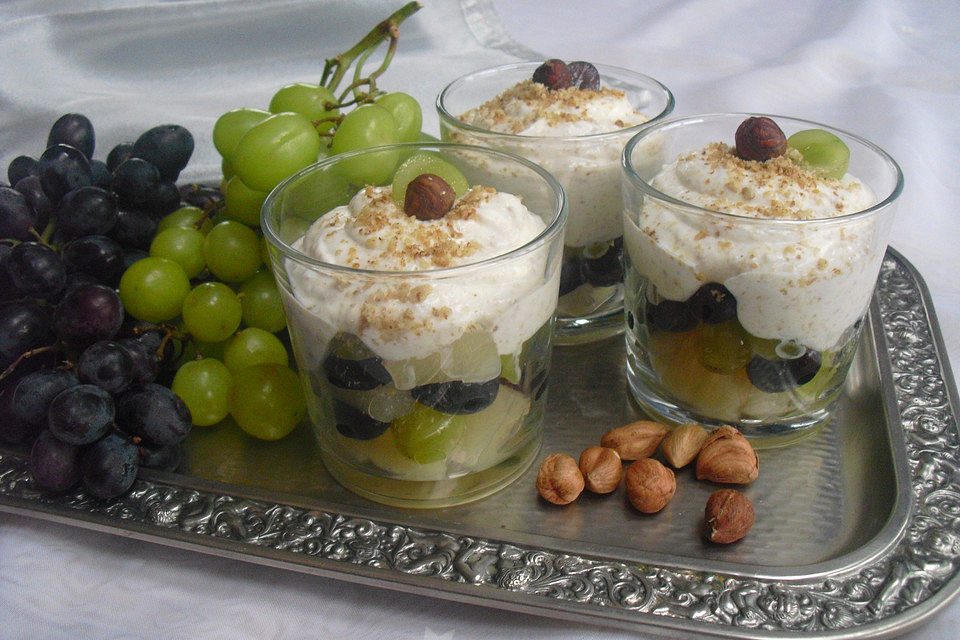 Ananas - Trauben - Salat mit Haselnussquark