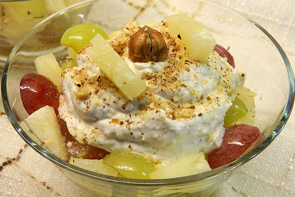 Ananas - Trauben - Salat mit Haselnussquark