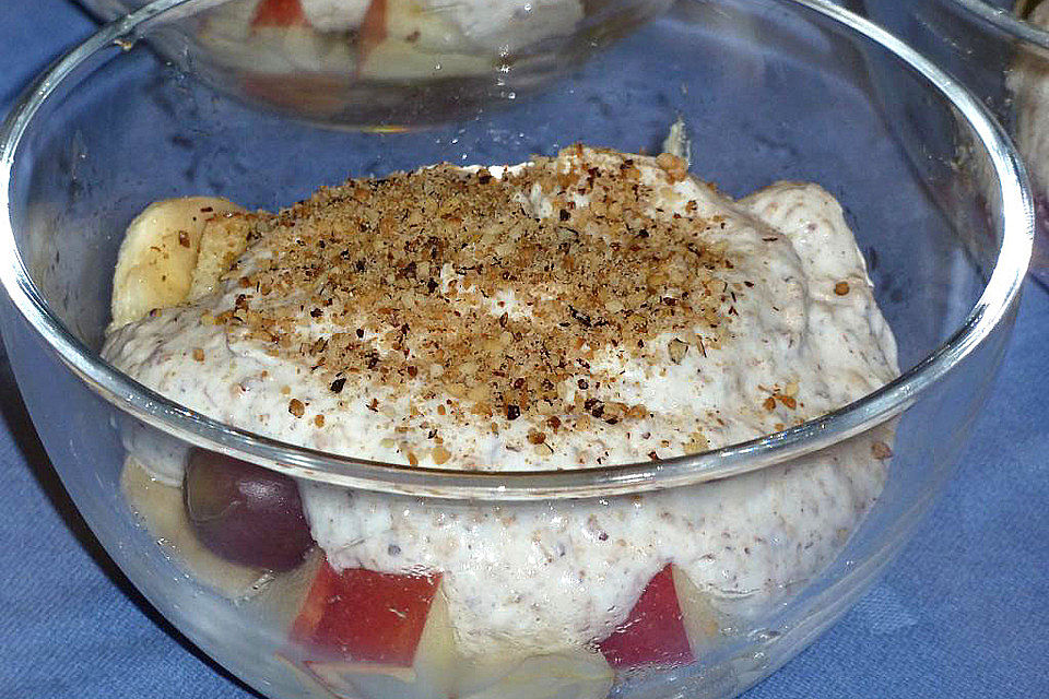 Ananas - Trauben - Salat mit Haselnussquark