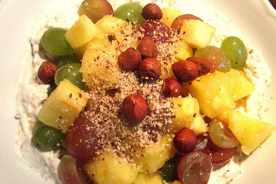 Ananas - Trauben - Salat mit Haselnussquark