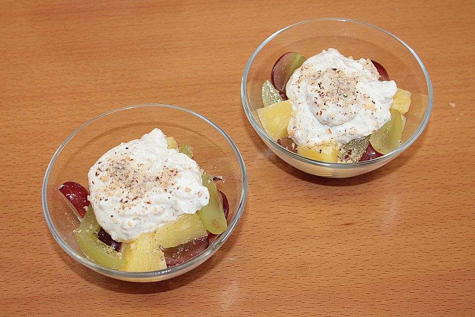 Ananas - Trauben - Salat mit Haselnussquark