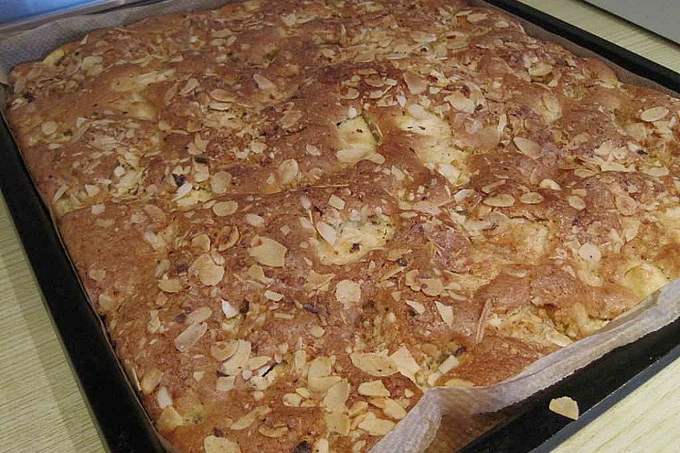 Feiner Apfelkuchen, mit Quarkrührteig und Mandelblättchen