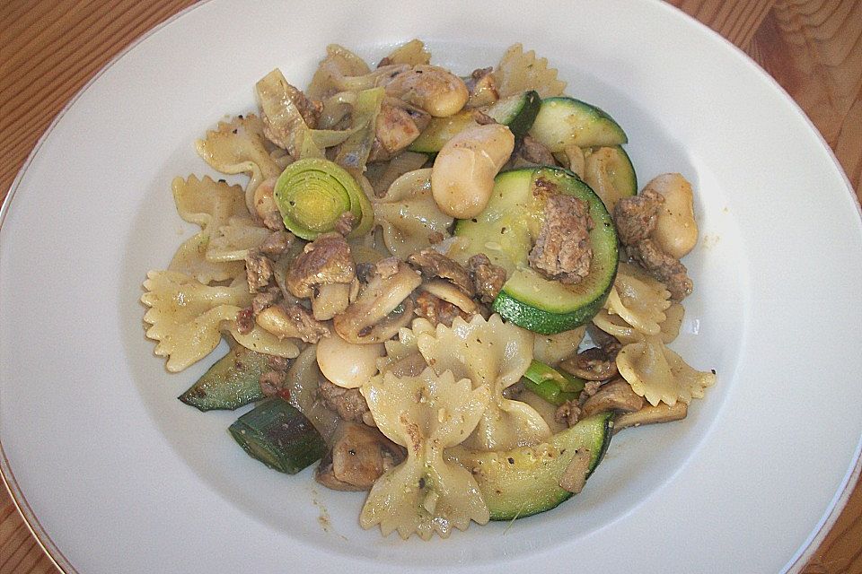 Farfalle mit Tatar, Riesenbohnen und Champignons