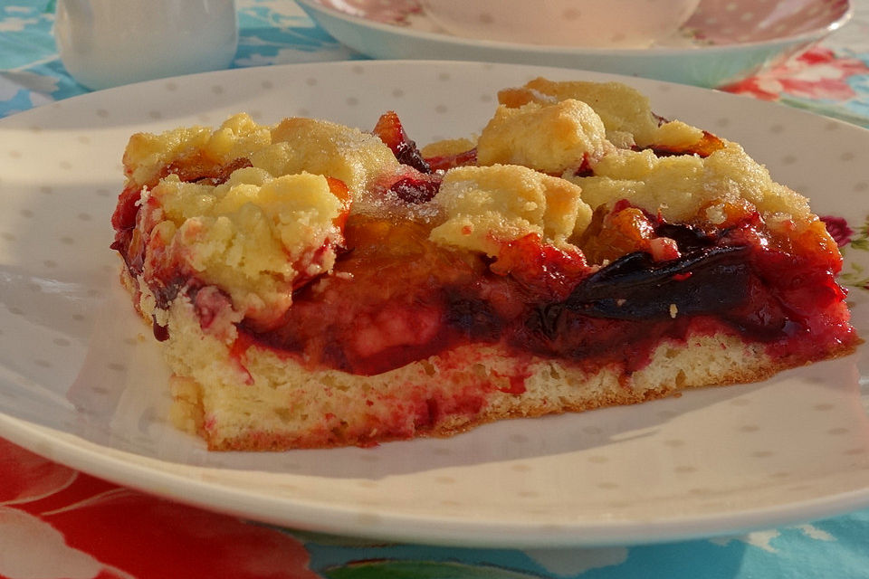 Saftiger Pflaumenkuchen vom Blech mit Streuseln