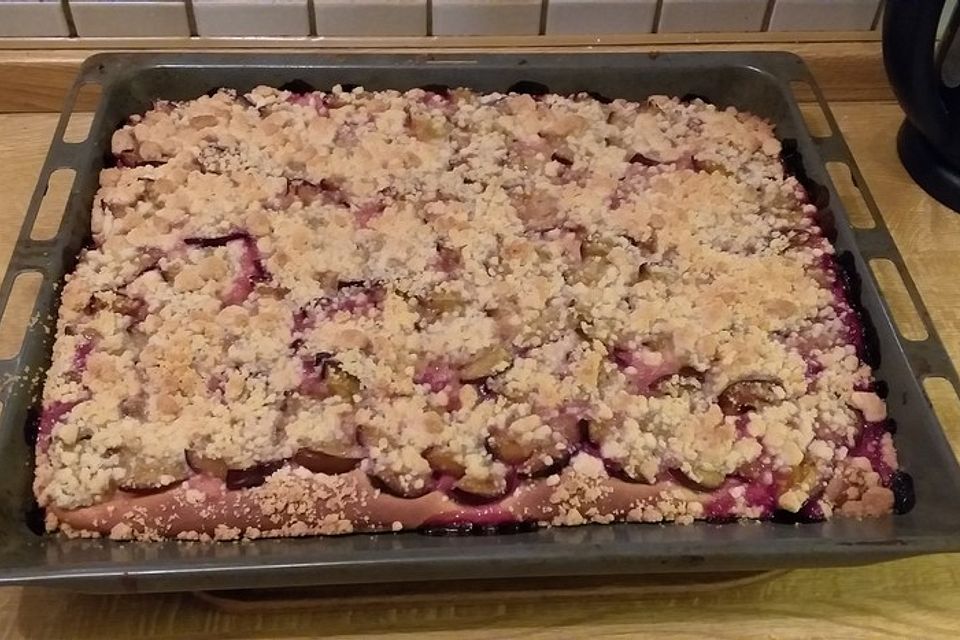 Saftiger Pflaumenkuchen vom Blech mit Streuseln