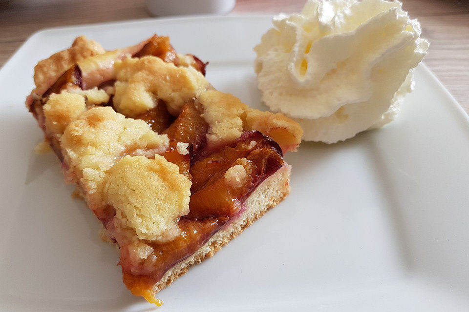 Saftiger Pflaumenkuchen vom Blech mit Streuseln