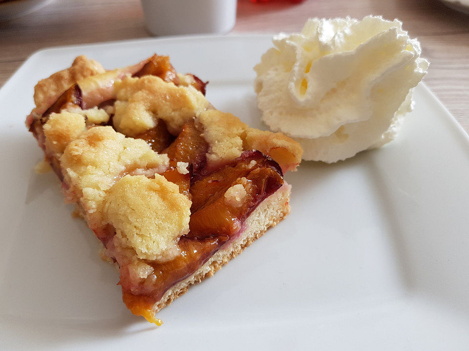 Saftiger Pflaumenkuchen vom Blech mit Streuseln von floweroma4 | Chefkoch