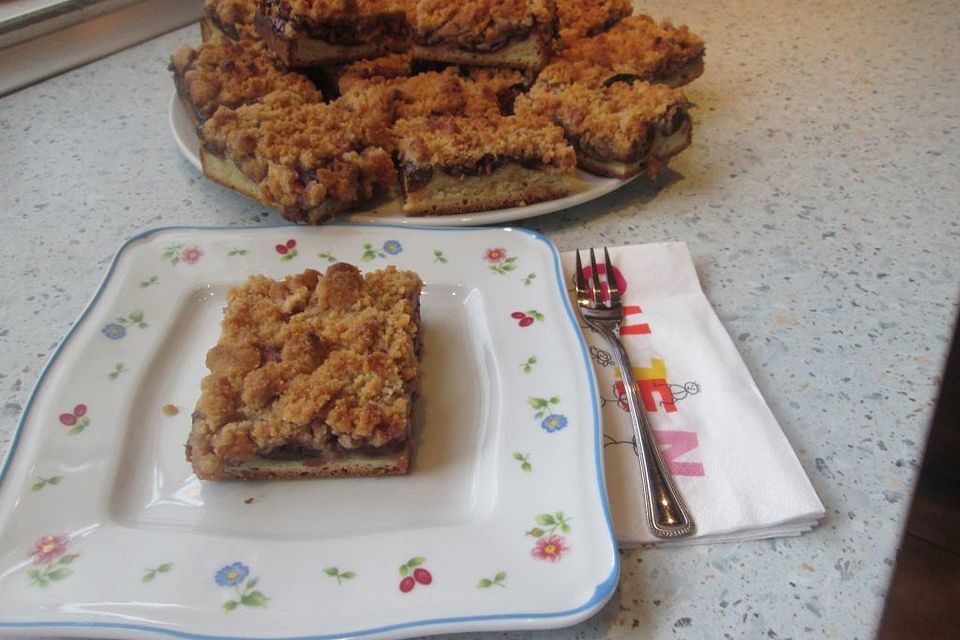 Saftiger Pflaumenkuchen vom Blech mit Streuseln