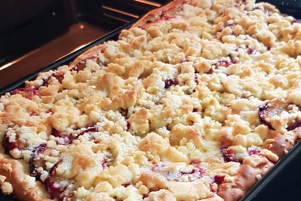 Saftiger Pflaumenkuchen vom Blech mit Streuseln