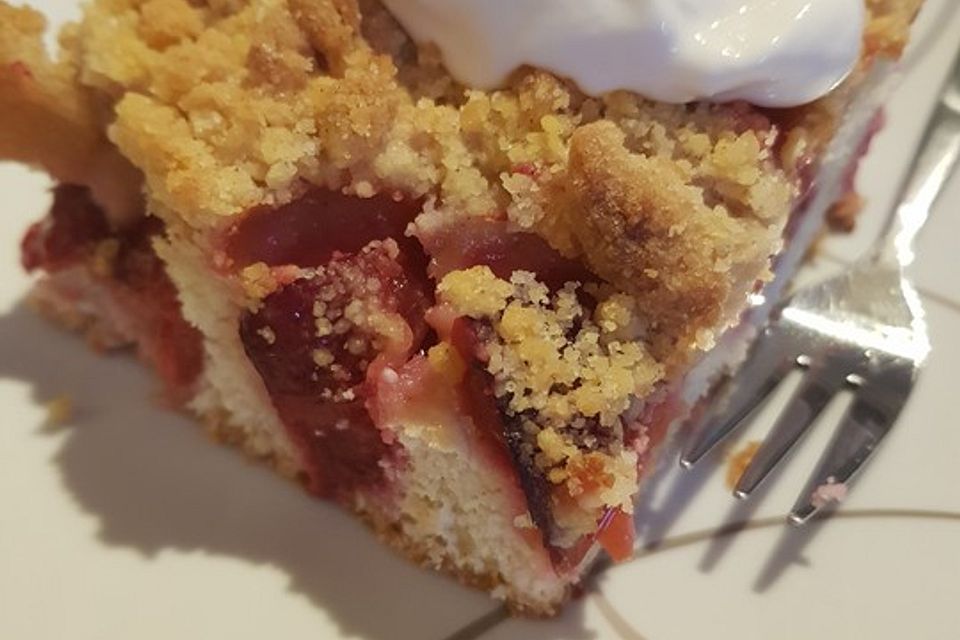 Saftiger Pflaumenkuchen vom Blech mit Streuseln