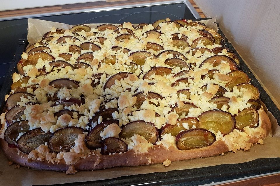 Saftiger Pflaumenkuchen vom Blech mit Streuseln