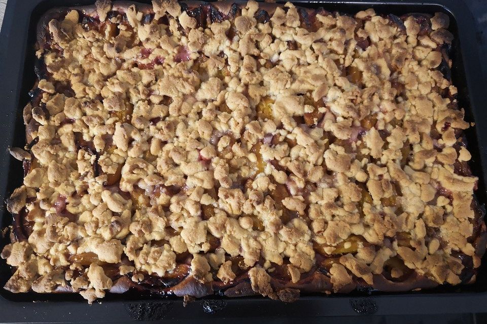 Saftiger Pflaumenkuchen vom Blech mit Streuseln