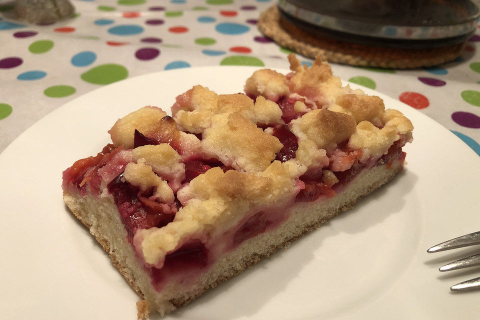 Saftiger Pflaumenkuchen vom Blech mit Streuseln