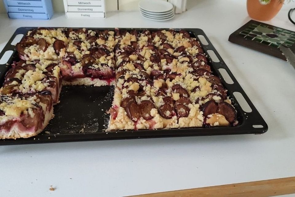 Saftiger Pflaumenkuchen vom Blech mit Streuseln