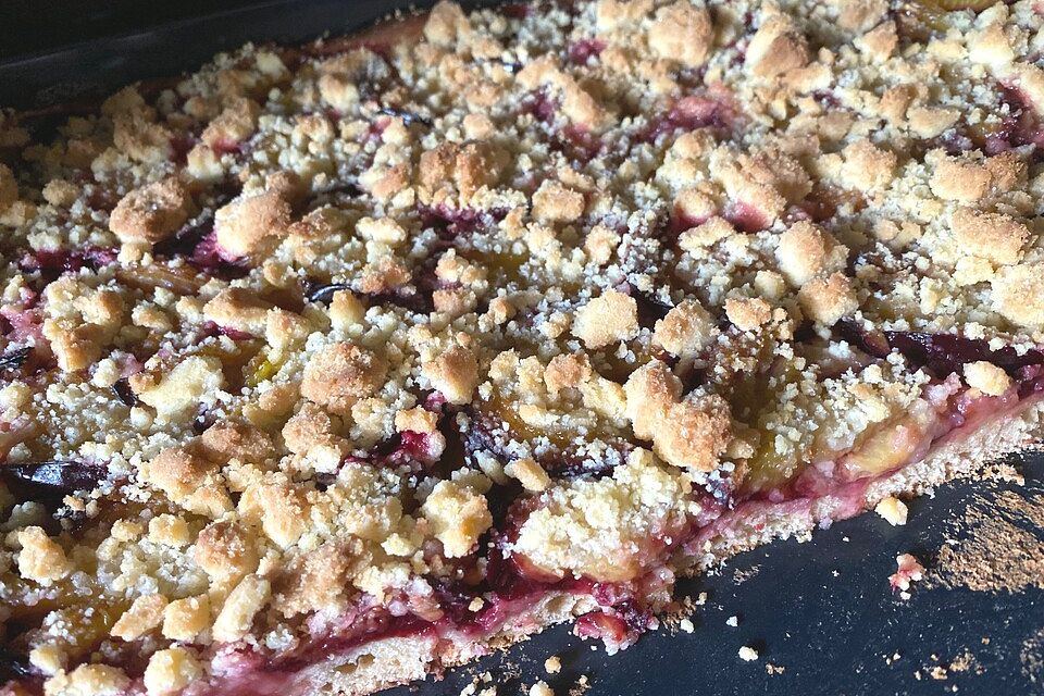 Saftiger Pflaumenkuchen vom Blech mit Streuseln