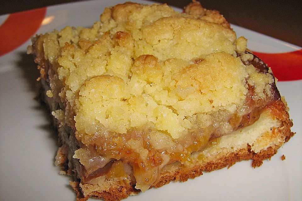 Saftiger Pflaumenkuchen vom Blech mit Streuseln