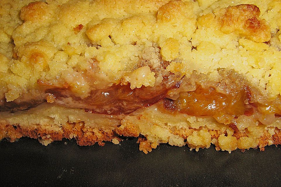 Saftiger Pflaumenkuchen vom Blech mit Streuseln