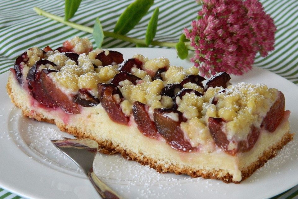 Saftiger Pflaumenkuchen vom Blech mit Streuseln