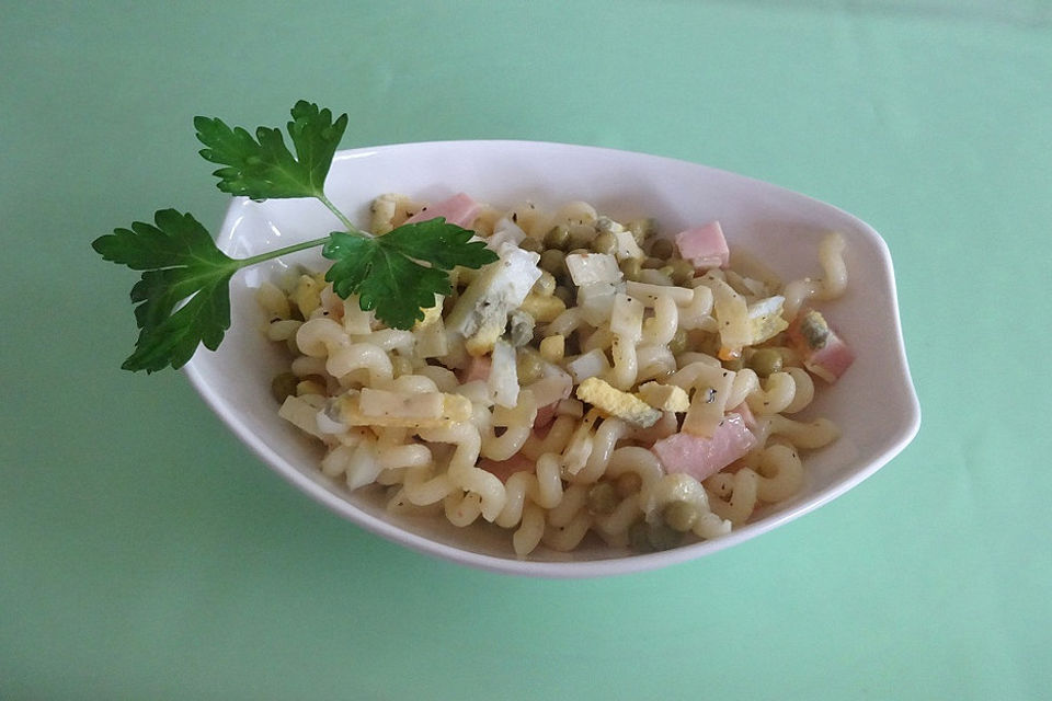 Warmer Spaghettisalat 'quer Beet'