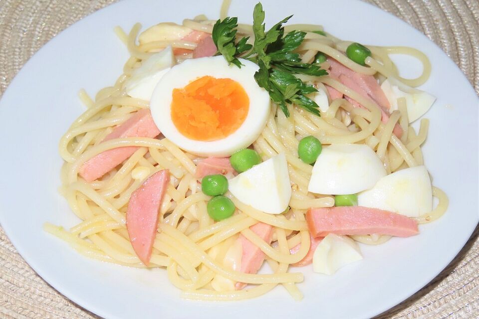 Warmer Spaghettisalat 'quer Beet'