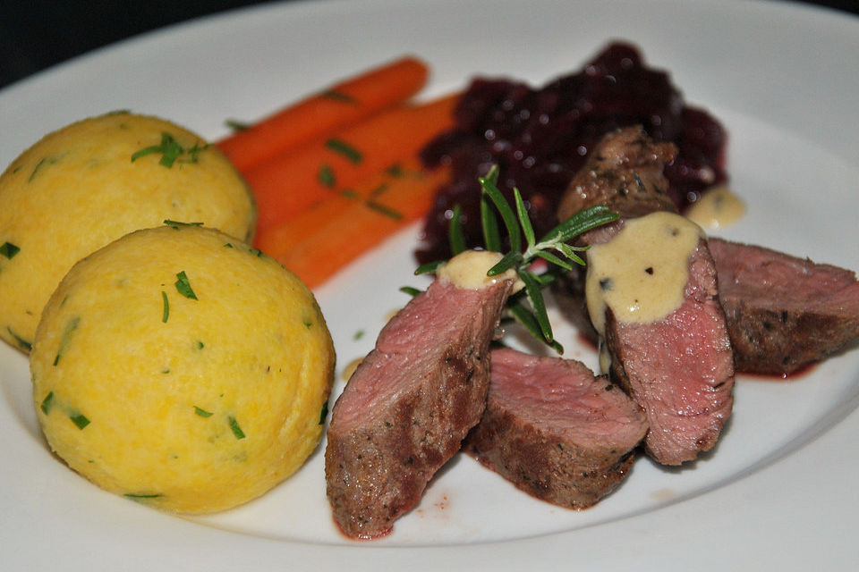 Lammrücken mit Süßkartoffel - Polenta und Cranberry - Chutney