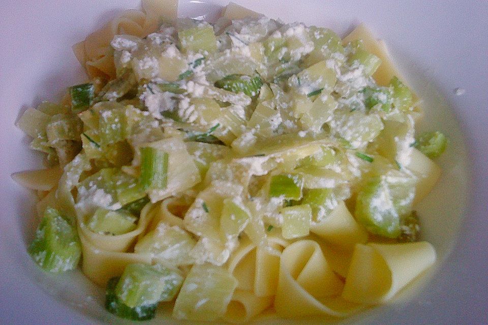 Grüne Tagliatelle mit Fenchel - Joghurt - Sauce