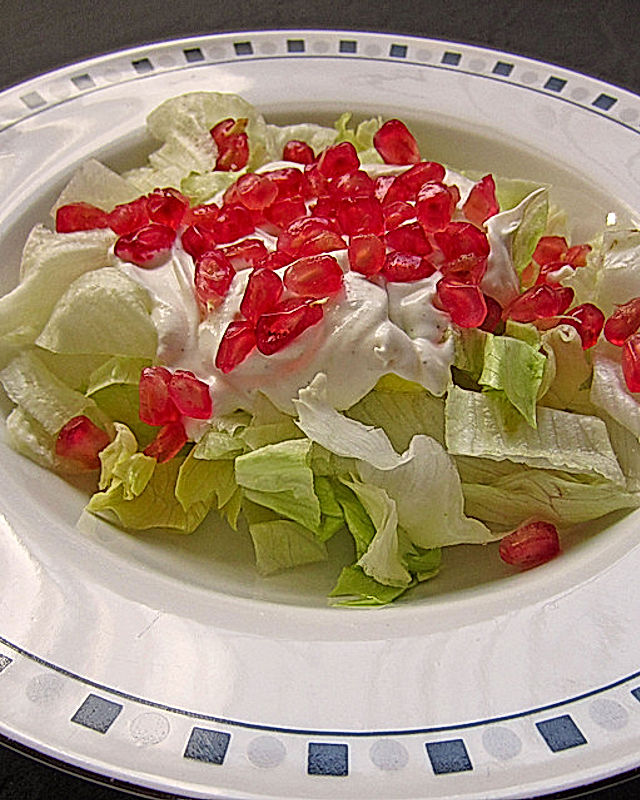 Grüner Salat mit Granatapfel