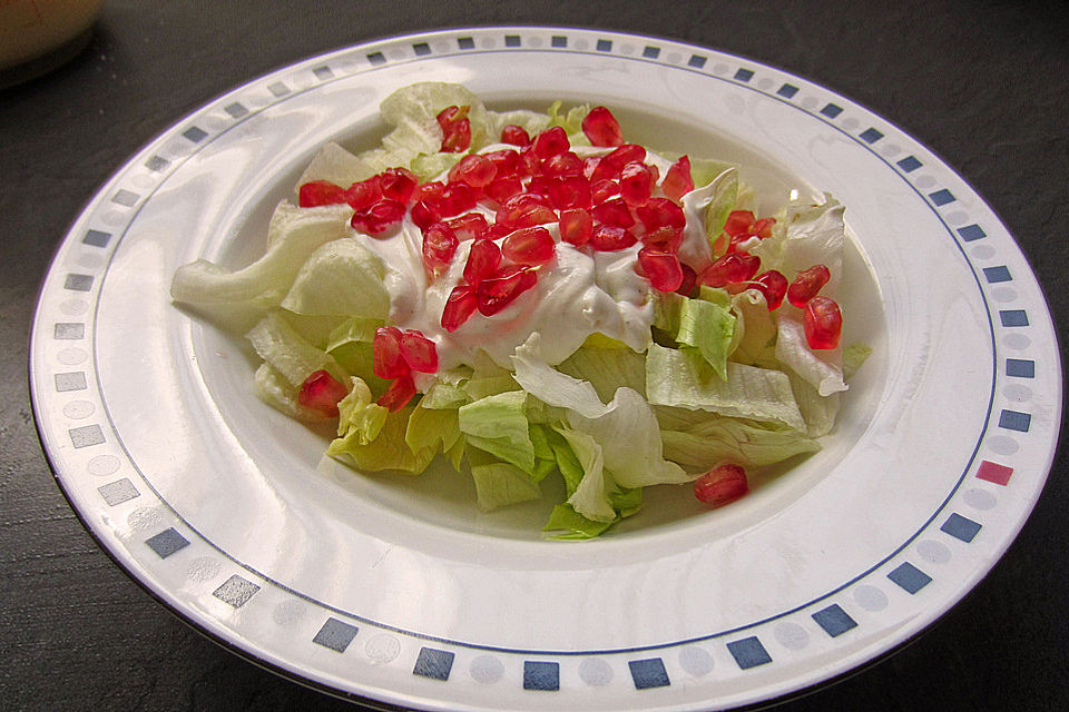 Grüner Salat mit Granatapfel