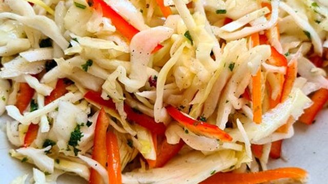 Kohlsalat mit Paprika und Möhren Kohlsalat mit Paprika und Möhren