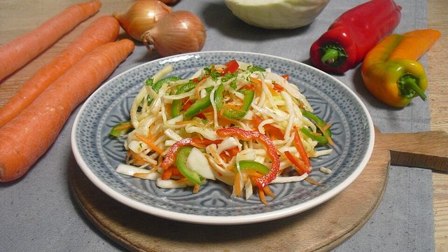 Kohlsalat mit Paprika und Möhren Kohlsalat mit Paprika und Möhren