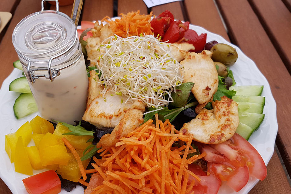 Salat mit Hähnchenbruststreifen