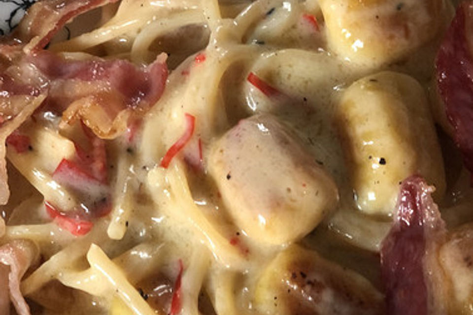 Pasta mit Gnocchi in Käsesauce