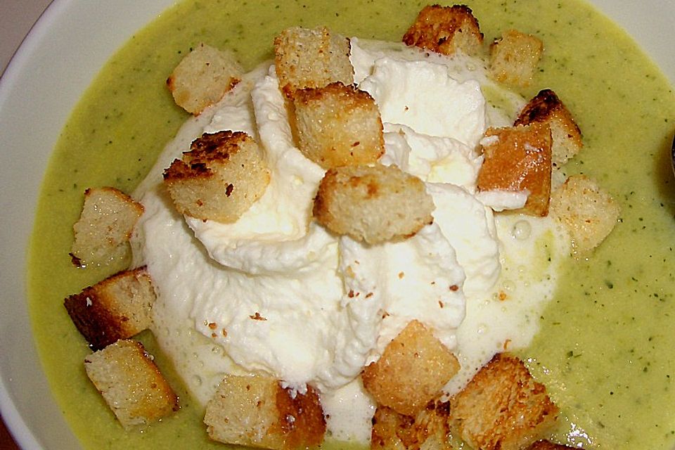 Zucchinicremesuppe mit Weißbrotcroutons