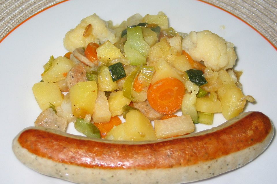 Gemüsepfanne mit Rostbratwürstchen