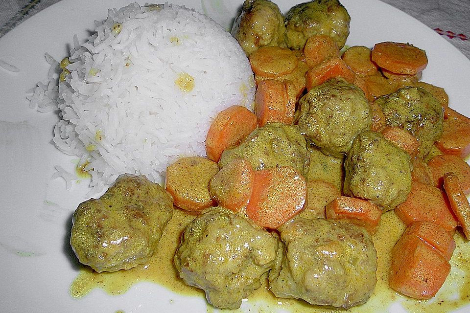 Fleischbällchen mit Karotten in Currysauce