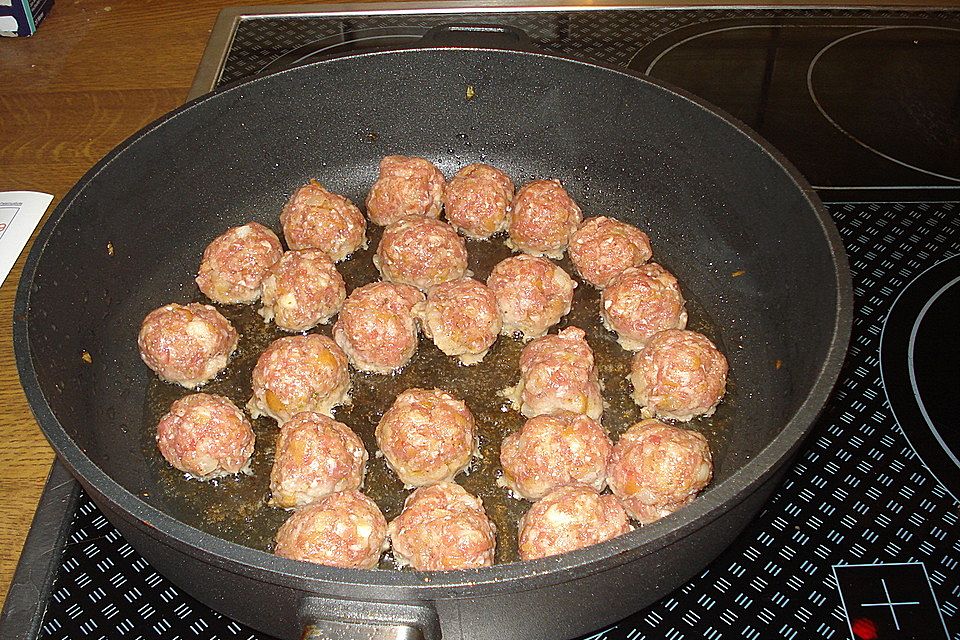 Fleischbällchen mit Karotten in Currysauce