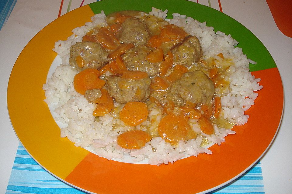 Fleischbällchen mit Karotten in Currysauce